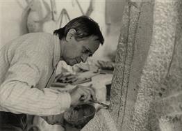 Subirachs retouching one of his works.<br/><i> Photograph by Joan Iriarte</i>