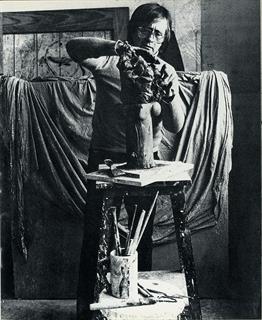 The sculptor Subirachs modelling.<br><i style='font-size:0.5 em;'>Photograph by Joan Iriarte.</i>