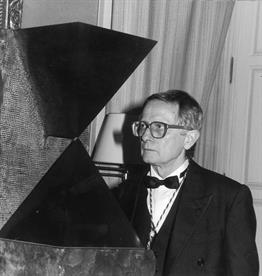 Josep M Subirachs next to the sculpture <i>Metaphysics 1065</i>, which forms part of the collection of the Museo de la Real Academia de Bellas Artes de San Fernando in Madrid. The photograph is dated April 29th, 1990, the day on which the Catalan sculptor made his acceptance speech as honorary academic.
