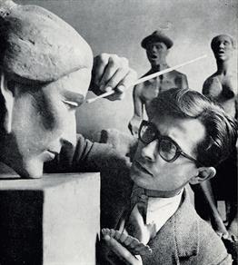 Subirachs retouching his portrait of Mercè Miró.<br><i style='font-size:0.5 em;'>Photograph by Francesc Català Roca.</i>