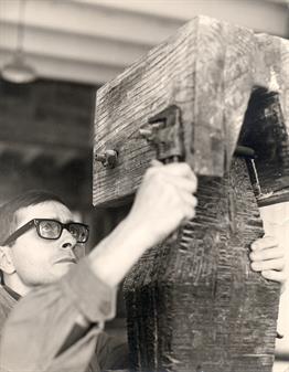 Subirachs in his studio on the L'Arrabassada road, Barcelona, completing the assembly of one of his sculptures in the abstract phase.<br><i style='font-size:0.5 em;'>Photograph by Raimon Camprubí.</i>