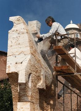Subirachs working on Monument to Borrell II in Cardona (Bages).<br><i style='font-size:0.5 em;'>Photograph by Joan Ramonet Oliver.</i>