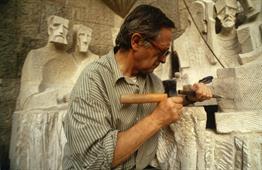 Subirachs working on the 'Last Supper' group in the Passion façade of the Sagrada Família temple in Barcelona.<br><i style='font-size:0.5 em;'>Photograph by Achim Sperber.</i>