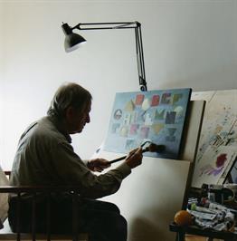 Subirachs painting in his studio on the L'Arrabassada road (Barcelona).<br><i style='font-size:0.5 em;'>Photograph by Miquel Badia.</i>